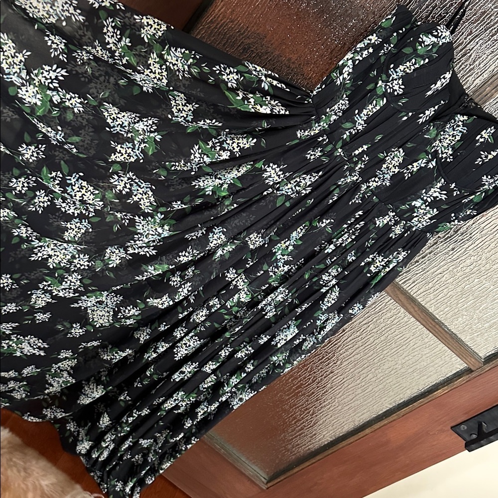Sau Lee
Georgina size 8 long black floral spaghetti strap special occasion gown. - Picture 12 of 17
